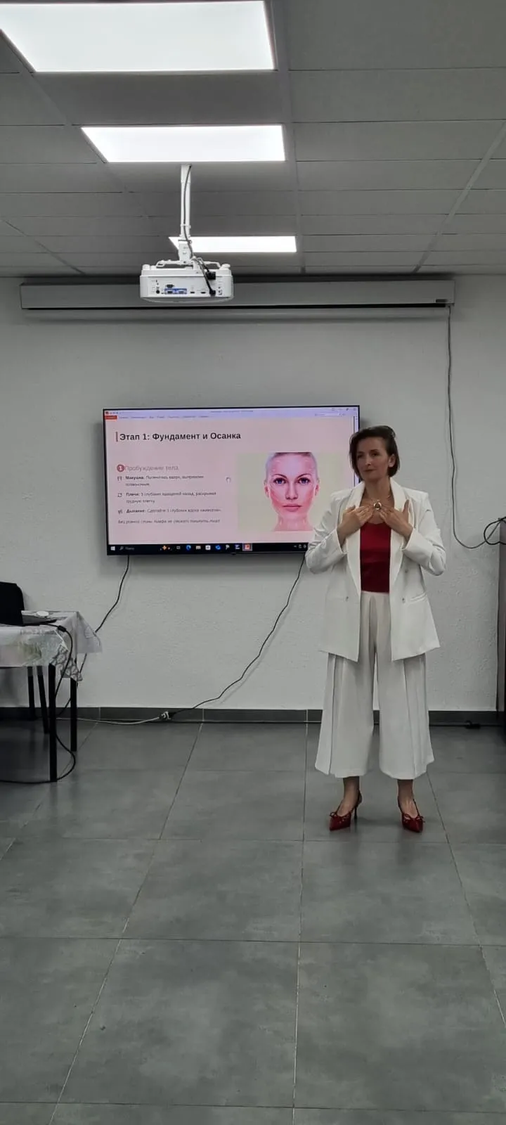 Юлия объясняет первый этап массажа для корректировки осанки